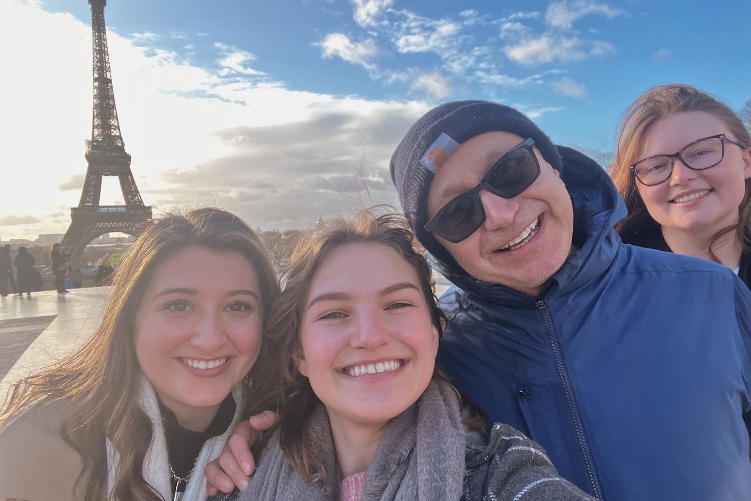 Professor Pascal Rollett (modern languages), students on a Paris j项 学习之旅.